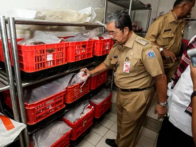 Petugas Dinas Peternakan, Perikanan dan Kelautan melakukan sidak bahan pangan di salah satu pusat perbelanjaan di Jakarta, Selasa (16/6/2015). Sidak memastikan bahan pangan yang dijual aman dan layak dikonsumsi jelang ramadan. (Liputan6.com/Faizal Fanani)