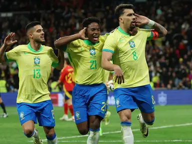 Pemain Brasil, Lucas Paqueta, melakukan selebrasi setelah mencetak gol ke gawang Spanyol pada laga persahabatan di Stadion Santiago Bernabeu, Rabu (27/3/2024). Kedua tim bermain sama kuat 3-3. (AFP/Pierre-Philippe Marcou)