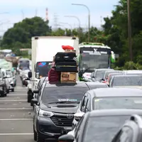 Ekor kemacetan sampai di KM 90 sementara pintu keluar Tol Merak sendiri terletak di KM 98. (Liputan6.com/Angga Yuniar)