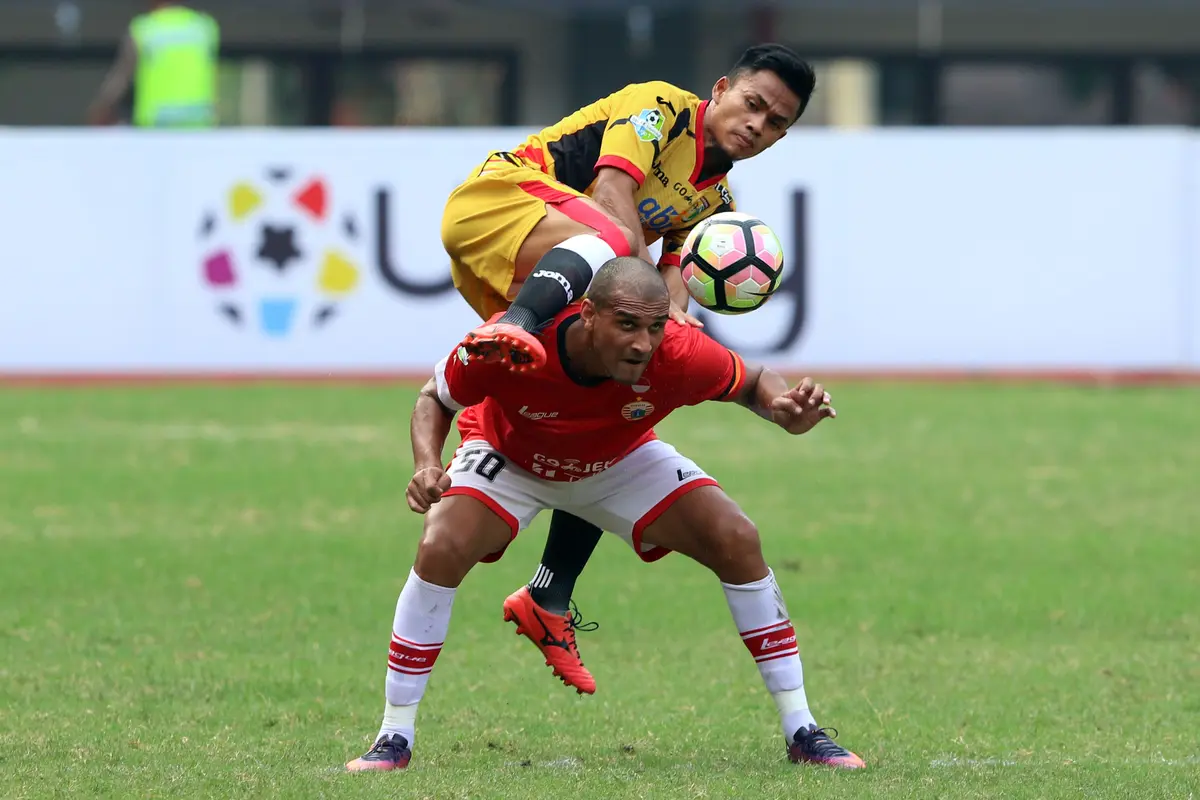 Striker Persija Jakarta, Bruno da Silva Lopes, beraksi pada laga Liga 1 melawan Mitra Kukar di Stadion Patriot, Bekasi, Minggu (14/5/2017).