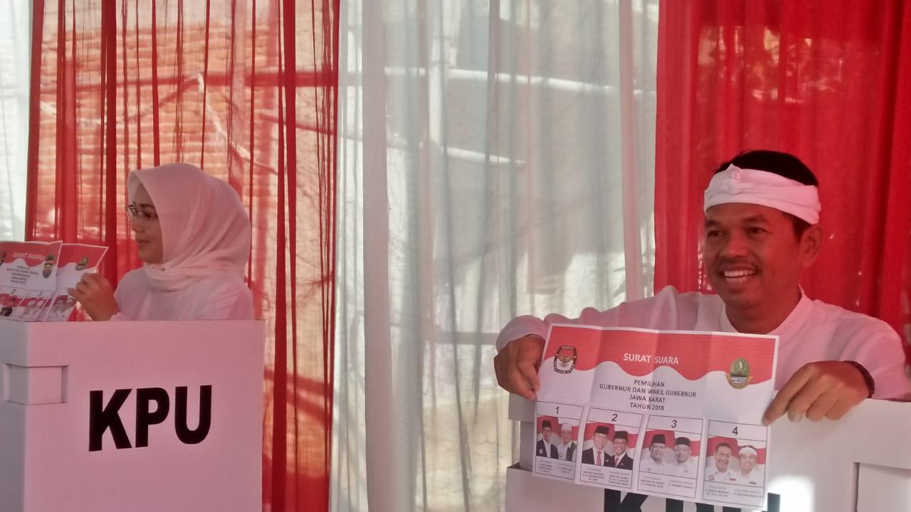 Cawagub Jabar nomor urut 4 , Dedi Mulyadi menggunakan hak suaranya dalam Pilkada Jabar 2018. (Liputan6.com/Abramena)