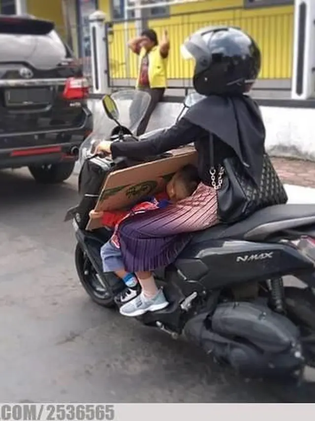7 Momen Nyeleneh Emak-Emak Boncengin Anaknya Ini Malah Bikin Ngeri