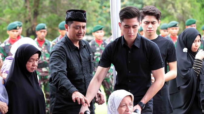Suasana Pemakaman Kakek Verrel Bramasta di TMP Kalibata 