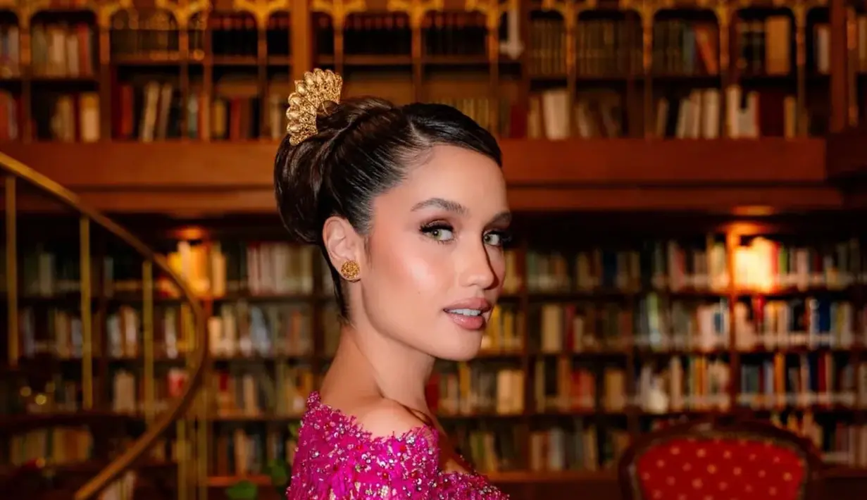 <p>Penampilannya kali ini semakin flawless berkat makeup tangan dingin dari @philipekarunia yang menonjolkan fitur wajah Cinta dengan riasan elegan nan soft glam. Rambutnya ditata anggun oleh @hairbyranggayusuf dalam sanggul modern yang dipercantik dengan aksesori keemasan, memberikan aura bangsawan yang begitu kuat. Gaya ini dikurasi apik oleh stylist andal @elcofrebliaman, dengan detail fashion yang mencerminkan kekuatan karakter perempuan masa kini yakni independen dan berkelas. [@philipekarunia].</p>