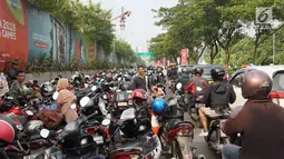 Sepeda motor memadati bahu jalan dan trotoar di sepanjang Jalan Gerbang Pemuda, Senayan, Jakarta, Rabu (10/7/2019). Adanya pertandingan sepak bola antara tim Persija Jakarta melawan Persib Bandung membuat sejumlah titik di kawasan Senayan menjadi lokasi parkir liar. (Liputan6.com/Immanuel Antonius)