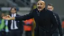 Pelatih Inter Milan, Luciano Spalletti, memberikan arahan kepada anak asuhnya saat pertandingan melawan Lazio pada laga Serie A, Italia, di Stadion Giuseppe Meazza, Milan Sabtu (30/12/2017). Inter Milan ditahan imbang 0-0 oleh Lazio. (AP/Antonio Calanni)