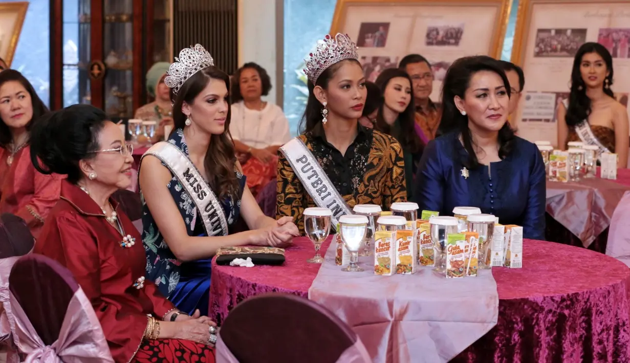 Iris Mittenaere Miss Universe 2016, gadis asal Prancis saat menghadiri jamuan makan siang yang berlangsung di kediaman ibu Mooryati Soedibyo, Menteng, Jakarta Pusat, Minggu (2/4/2017). (Adrian Putra/Bintang.com)