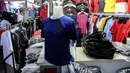 Jersey salah satu timnas sepak bola peserta Piala Dunia Qatar 2022 dipajang di salah satu kios, Blok B Pasar Tanah Abang, Jakarta, Kamis (24/11/2022). Menurut pedagang, permintaan jersey timnas meningkat dikarenakan Piala Dunia Qatar 2022 yang dimulai sejak 20 November 2022. (Liputan6.com/Johan Tallo)