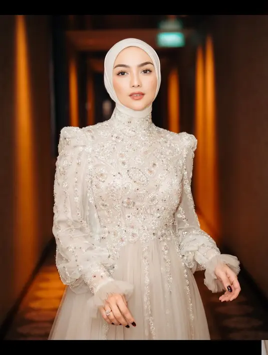 Tampil anggun dalam balutan dress brokat berwarna beige, Citra memadukannya dengan hijab segi empat yang dililit rapi ke belakang. Siluet clean dan warna lembut menciptakan kesan feminin sekaligus classy. [@ciraciki].