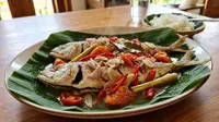 Cara Membuat Ikan Peda Kukus dengan Irisan Bawang, Tomat, dan Cabai