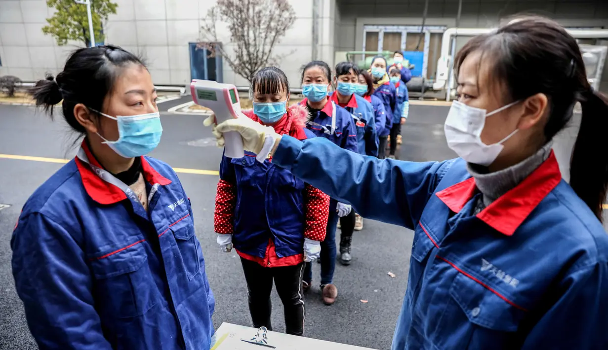 Karyawan diukur suhu badannya di sebuah perusahaan di Changxing, Huzhou, Provinsi Zhejiang, China, Rabu (12/2/2020). Di bawah arahan dan dukungan otoritas setempat, banyak perusahaan di Zhejiang kembali beroperasi setelah melakukan pencegahan dan pengendalian wabah virus corona. (Xinhua/Xu Yu)