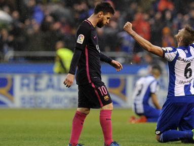 Bintang Barcelona, Lionel Messi, tampak kecewa usai  kalah dari Deportivo pada laga liga Spanyol di Stadion Riazor, Spanyol, Minggu (12/3/2017). Barcelona kalah 1-2 dari Deportivo. (AP/Paulo Duarte)