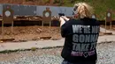 Anggota Pink Pistols mengarahkan tembakan ke papan sasaran saat mengikuti kelas pelatihan tembak di PMAA Gun Range, Salt Lake City, Uta, (13/7). LGBT di AS membuat organisasi pro-senjata untuk melindungi diri dari segala ancaman. (REUTERS/Jim Urquhart)