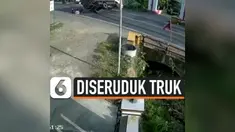NGERI, MOTOR DISERUDUK HINGGA TERTIMPA TRUK