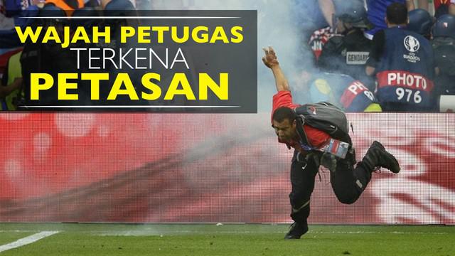 Video petugas keamanan Piala Eropa 2016 terkena ledakan petasan saat mengambil petasan yang dilempar oleh fans Kroasia pada laga Kroasia vs Ceko, Jumat (11/06/2016).