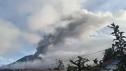 Gunung Sinabung yang kembali memuntahkan abu vulkanik tebal, saat dipantau dari wilayah Karo (7/5/2019). Akibat erupsi tersebut, sejumlah desa di tanah Karo mengalami hujan abu yang cukup tebal. (AFP Photo/Handout /BNBP)
