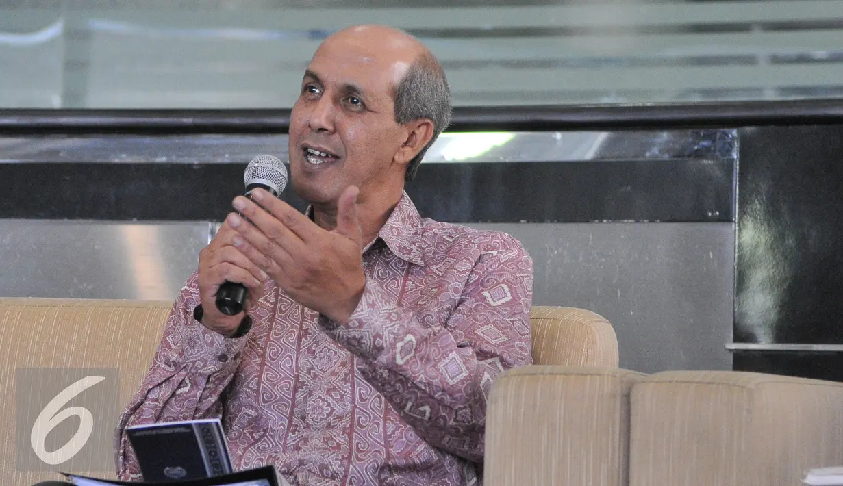 Dirjen Multilatera Kemenlu, Hasan Kleib memberi keterangan terkait penghapusan Indonesia dari status Grey Area oleh Financial Action Task Force on Money Loundering (FATF) di Kantor PPATK Jakarta, Jumat (26/6/2015). (Liputan6.com/Herman Zakharia)