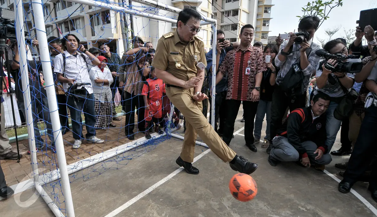 Ekspresi Gubernur DKI Basuki Tjahaja Purnama saat menjadi kiper usai meresmikan RPTRA Rusun Cipinang Besar Selatan (Cibesel),  Jakarta, Selasa (23/8). Sebelumnya, sempat beredar isu penolakan warga terhadap kedatangan Ahok. (Liputan6.com/Yoppy Renato)