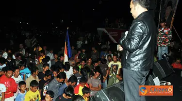 Citizen6, Lampung: Ketua DPRD Tulang Bawang Barat Umar Ahmad mengajak seluruh masyarakat mengheningkan cipta pada malam penutupan fistival band Tulang Bawang Barat 2011, Minggu (11/06). (Pengirim: Jerry Hasan)