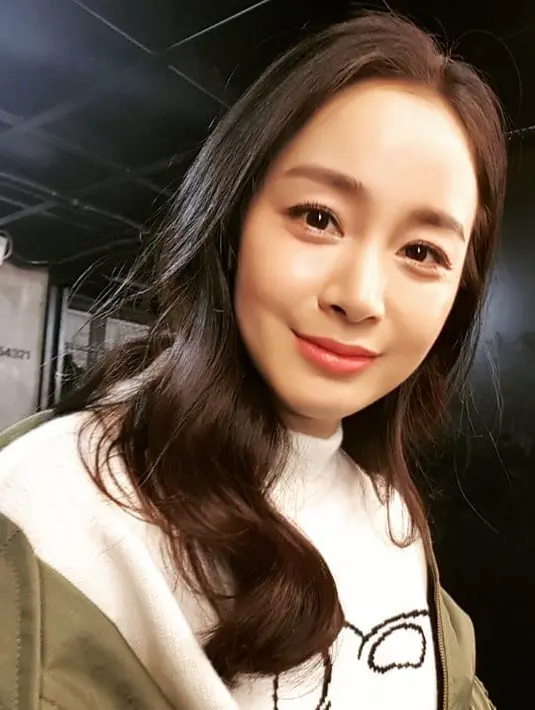 "Bagaimana kabar kalian? Saat ini aku berada di lokasi syuting untuk pertama kalinya setelah absen beberapa saat. Cuaca terasa hangat tapi tiba-tiba dingin. Jangan kaget dan hati-hati kena flu," tulisnya. (Foto: instagram.com/taehee35)