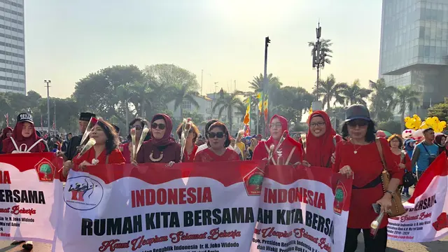 Aksi Bagi-Bagi Bunga di Car Free Day, Bundaran Hotel Indonesia, Jakarta, Minggu (30/6/2019). (Foto: Ratu Annisaa Suryasumirat/Liputan6.com)