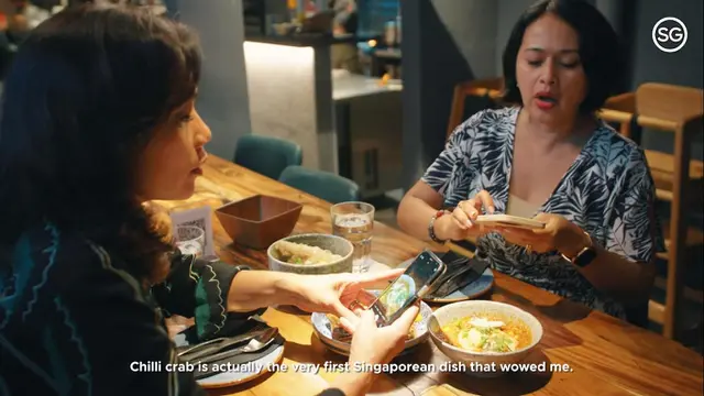Sarah Sechan memotret Chilli Crab bersama temannya di Scaled By Ah Hua Long