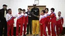 Mantan bintang basket NBA Dennis Rodman, tengah, berpose dengan atlet Olimpiade Korea Utara di Pyongyang, Korea Utara (15/6). Rodman tiba di Korut pada kunjungan pertamanya sejak Presiden Donald Trump mulai menjabat. (AP Photo/Kim Kwang Hyon)
