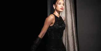 Pevita Pearce dalam balutan gaun hitam tanpa lengan dengan high slit setinggi paha dan gloves yang serasi. [Foto: Instagram/pevpearce]