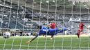 Pemain Borussia Moenchengladbach, Marcus Thuram, mencetak gol ke gawang Union Berlin pada laga Bundesliga di Stadion Borussia-Park, Minggu (31/5/2020). Moenchengladbach menang 4-1 atas Union Berlin. (AP/Martin Meissner)