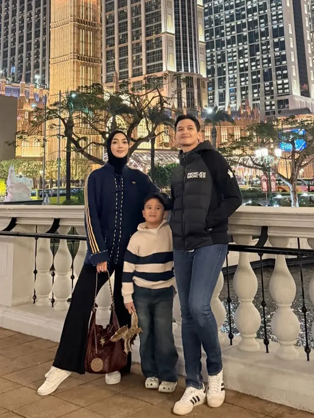 Citra Kirana saat Berkunjung ke Macau bersama suami dan putranya. [@citraciki]