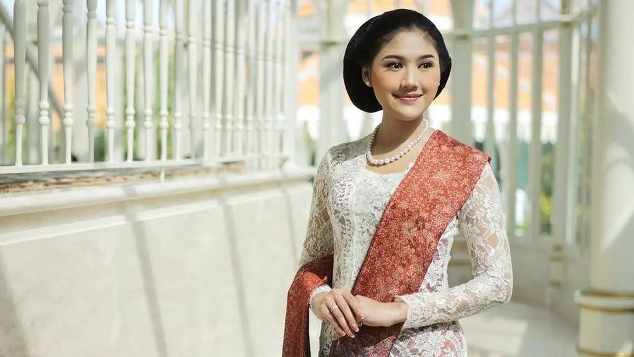 Potret Erina Gudono Tetap Cantik Kenakan Kebaya Sederhana, Dibuat Kurang dari 12 Jam
