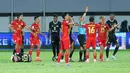 Pada menit ke-66, Phnom Penh Crown harus bermain dengan sepuluh pemain setelah Devit Yem mendaptkan kartu merah dari wasit Leow Hong Wei Clarence akibat melanggar Egy Maulana Vikri. (Bola.com/M Iqbal Ichsan)