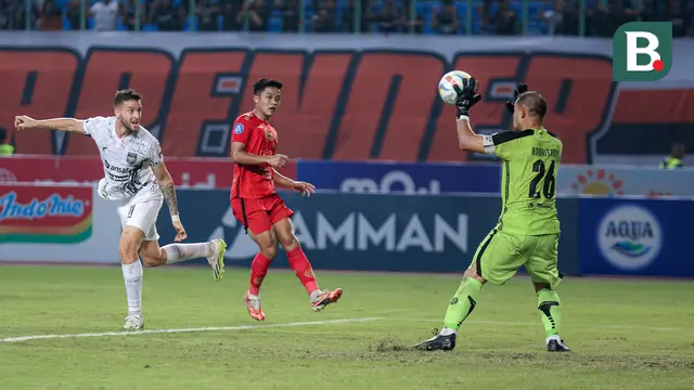 Foto: Penyelamatan Gemilang Kiper Persija, Andritanya saat Muntahkan Bola Tandukan Penyerang Borneo FC pada Laga BRI Liga 1 2023/2024