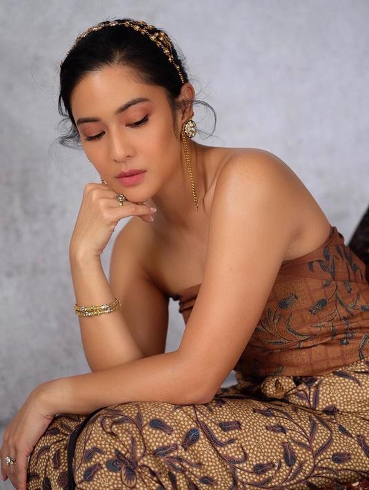 Terlihat anggun dan menawan, Dian juga memamerkan beberapa motif batik pada foto unggahannya. Ia juga memiliki keinginan untuk belajar membatik dan mewariskan kepada anak cucunya. (Liputan6.com/IG/@philipekarunia)