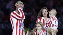 Momen emosional mewarnai perpisahan Antoine Griezmann dengan Atletico Madrid yang berlangsung pada Minggu (17/05/2026) malam waktu setempat. (AFP/Oscar Del Pozo)