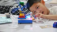 Dengan Rp 150 ribu, anak-anak Pekalongan bisa merancang robot sederhana. (Liputan6.com/Fajar Eko Nugroho)