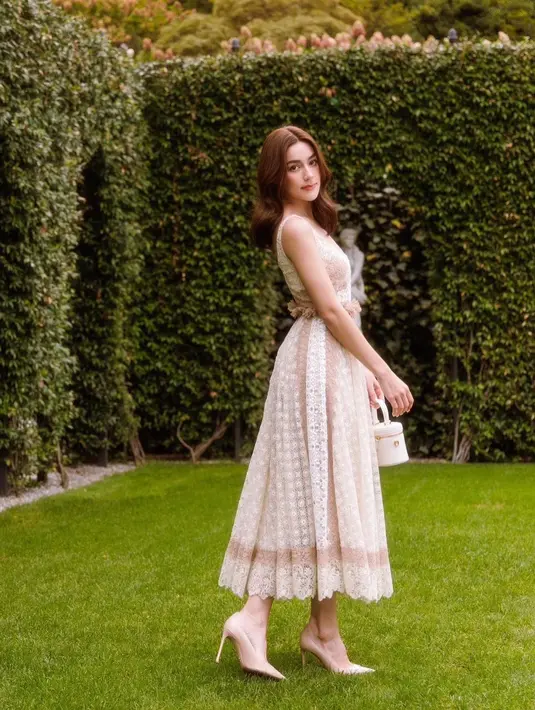 Kim terlihat feminin dengan gaun brukat klasik dari Dior saat sesi rehearsel pernikahannya [@kimmy_kimberley]