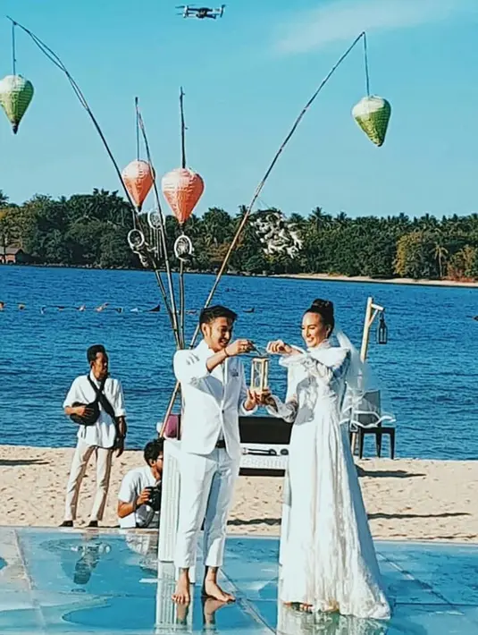 Kabar pernikahan ini terkuak dari beberapa foto yang beredar di Instagram. keduanya meresmikan hubungannya pada 7 Juli 2018. Pernikahan digelar di Anema Resort, Lombok. (instagram)