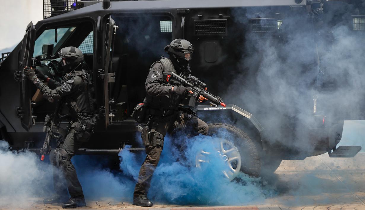 Petugas Polisi Malaysia saat ikut serta dalam sebuah latihan persiapan SEA Games Asia Tenggara di Kuala Lumpur, Malaysia, (20/7). Kuala Lumpur akan menjadi tuan rumah SEA ke-29 Games dan Ke-9 ASEAN Para Games pada 19-30 Agustus. (AP Photo/Vincent Thian)
