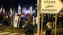 Warga berdemonstrasi menentang gencatan senjata dengan Hamas di Kota Ashkelon Selatan, Israel, Rabu (14/11). Warga ingin militer mengambil tindakan lebih lanjut terhadap Hamas. (JACK GUEZ/AFP)