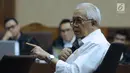 Mantan Menteri Keuangan, Bambang Subianto menjawab pertanyaan pada sidang lanjutan penerbitan SKL terhadap obligor BLBI dengan terdakwa Syafruddin Arsyad Temenggung di Pengadilan Tipikor, Jakarta, Rabu (6/6). (Liputan6.com/Helmi Fithriansyah)