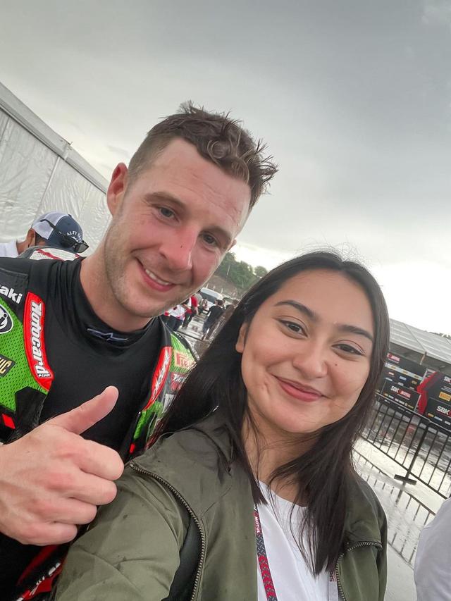 6 Potret Memes Prameswari Nonton WSBK di Sirkuit Mandalika, Foto Bareng Pembalap