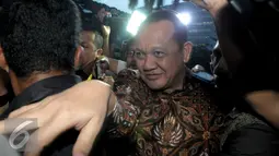 Sekretaris MA, Nurhadi Abdurrachman keluar dari Gedung KPK, Jakarta, Selasa (24/5). Nurhadi berusaha menerobos kerumunan wartawan yang menghadangnya. (Liputan6.com/Helmi Afandi)