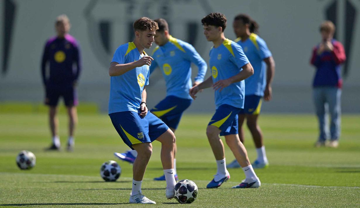 Barcelona menang 2-1 lewat gol menit akhir Robert Lewandowski dan kini unggul tujuh poin di puncak klasemen. Tampak dalam foto, para pemain Barcelona saat menghadiri sesi latihan menjelang pertandingan leg pertama perempat final Liga Champions 2025/2026 melawan Atletico Madrid di lapangan latihan Joan Gamper, Sant Joan Despi, dekat Barcelona, pada Selasa 7 April 2026. (MANAURE QUINTERO/AFP)