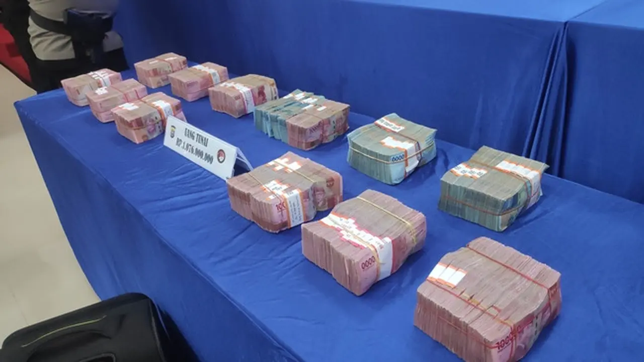 Uang Rp1 miliar lebih sitaan Polda Riau dari kaki tangan Debus yang merupakan pengendali jaringan narkoba internasional di Riau.
