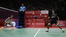 Tunggal putra Indonesia, Anthony Ginting, berusaha mengembalikan kok saat melawan tunggal Jepang pada Indonesia Masters 2019 di Istora Senayan, Jakarta, Jumat (25/1). Ginting gagal lolos ke semifinal. (Bola.com/Yoppy Renato)