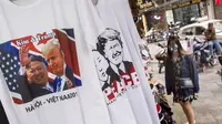 Sejumlah pedagang memanfaatkan momen KTT kedua antara Donald Trump dan Kim Jong-un di Vietnam. (Andrew Harnik/AP)