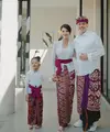 Farah Quinn baru tampil dengan kebaya kutu baru putih dipadukan obi magentanya. Semakin elegan dengan bawahan kain Bali keunguan. @farahquinnofficial