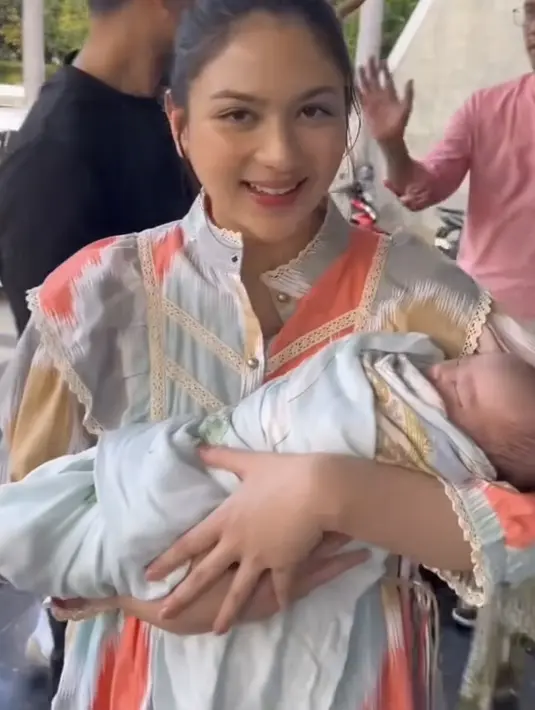 <p>Dengan wajah natural tanpa riasan berlebih, Jessica Mila pun menggendong dengan erat putrinya yang diselimuti kain warna biru bergambar. [@putrihasibuan]</p>
