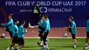 Para pemain Real Madrid melakukan pemanasan saat latihan di Stadion NY University Abu Dhabi, UAE, Senin (11/12/2017). Los Blancos bersiap jelang semifinal FIFA Club World Cup. (AFP/Giuseppe Cacace)